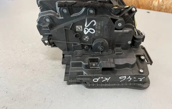 BMW 2 F46 Front door lock 728193709