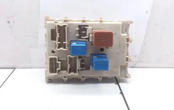 Nissan Almera Tino Fuse module 24350BU210 092004