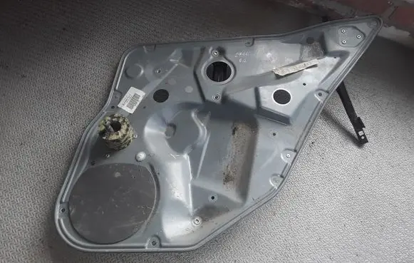 Rear door manual window regulator
