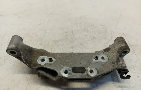Opel Mokka B Engine mounting bracket 9813582980