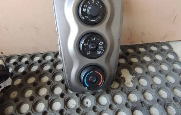 Toyota Yaris Climate control unit 55902