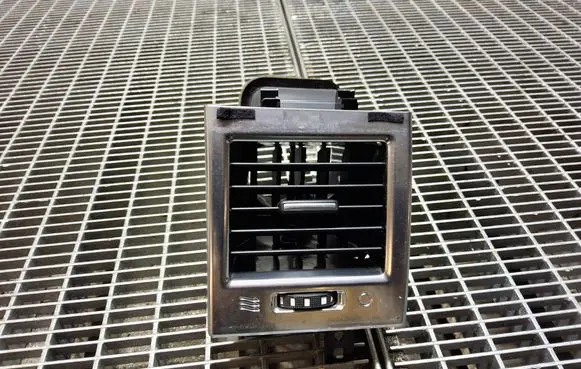 Land Rover Range Rover Sport L320 Dash center air vent grill AH3219636B