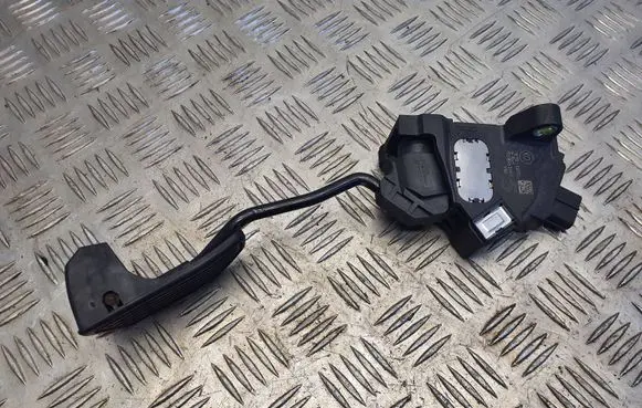 Accelerator throttle pedal