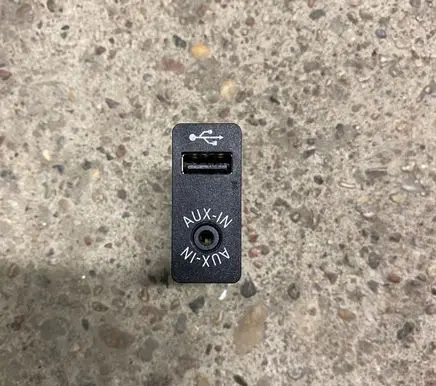 BMW 5 F10 F11 USB socket connector 9237654