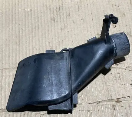 Mercedes-Benz E W124 Air intake duct part 1020941611 6237901
