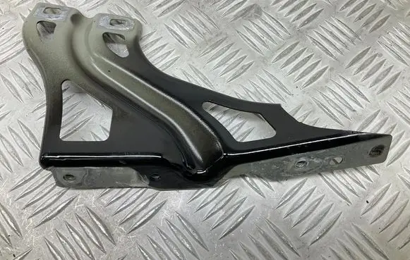 Audi Q3 8U Fender mounting bracket 8U0821135
