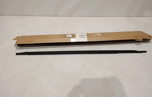 Land Rover Evoque II Front door window/glass frame K8D2201A39AD