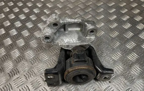 Nissan Juke I F15 Engine mount bracket