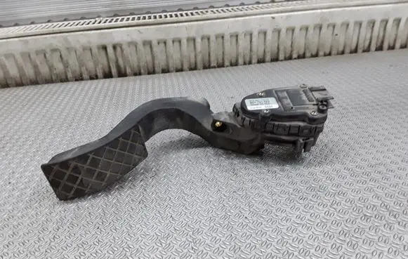 Audi A6 S6 C5 4B Accelerator throttle pedal 8D1721523