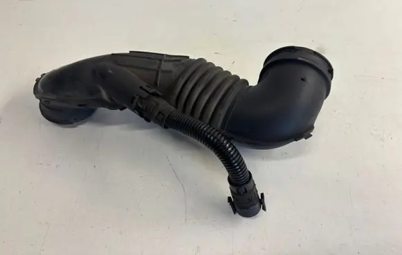 BMW X1 E84 Turbo air intake inlet pipe/hose 7804846 13717804846