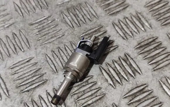 Volvo XC90 Fuel injector 31336653