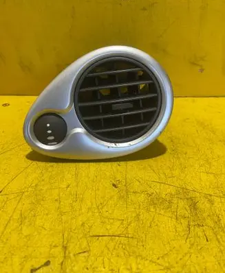 Renault Clio III Dashboard air vent grill cover trim 