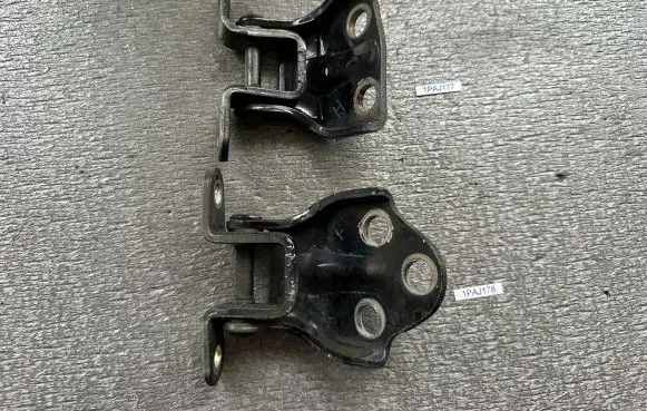 Rear door hinge set
