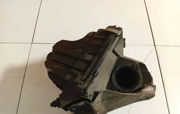 Volkswagen PASSAT B5.5 Air filter box 3B0129607N