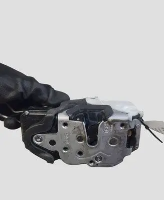 Opel Insignia A Front door lock 13579518