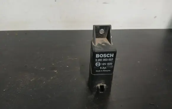 Volvo S60 Glow plug pre-heat relay 0281003037