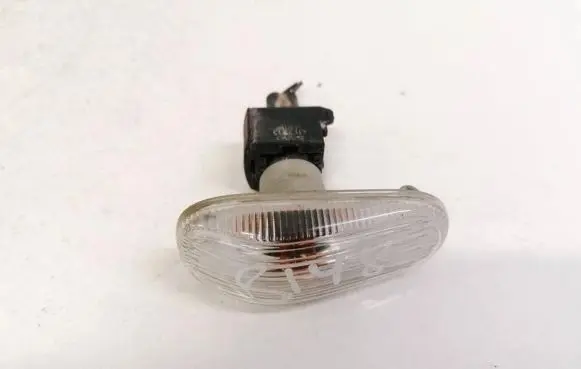 Honda FR-V Front fender indicator light