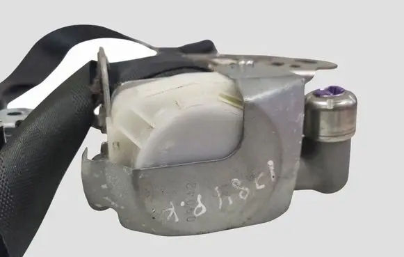 Hyundai i30 Front seatbelt 888102R900 076579 055445