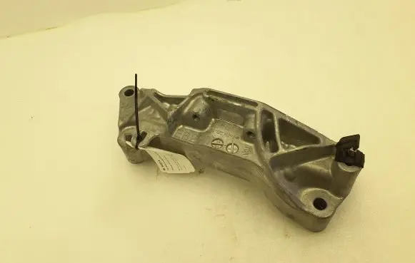 Citroen C4 III e-C4 Engine mounting bracket 9813582980