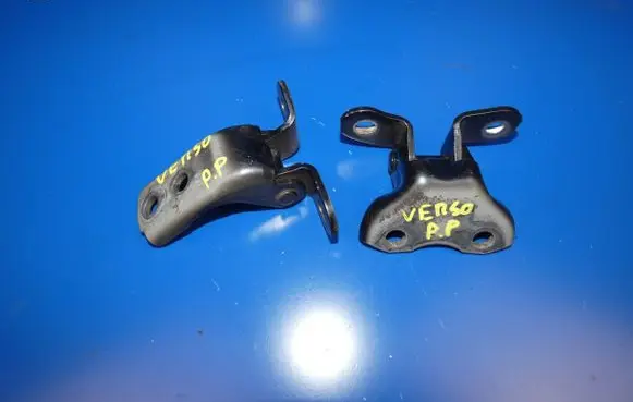 Toyota Verso Front door upper hinge 