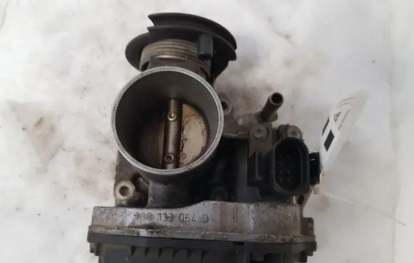 Volkswagen Golf III Throttle valve 030133064D