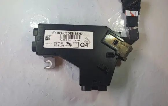 Mercedes-Benz SL R230 Aerial antenna amplifier A2308201489