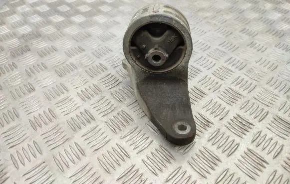 Mitsubishi Grandis Engine mount bracket