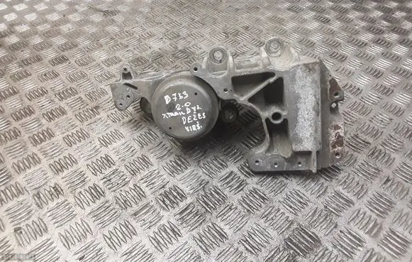 Nissan X-Trail T31 Engine mount bracket 