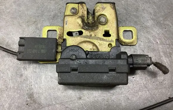 Mini One - Cooper R50 - 53 Tailgate/trunk/boot lock/catch/latch 7130322