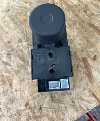 Audi A4 S4 B5 8D Central locking vacuum pump 8L0862257H