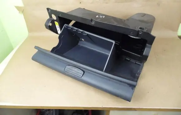 Mitsubishi Colt CZ3 Glove box central console 