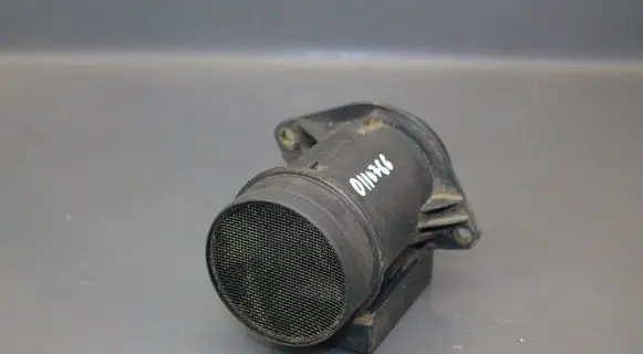 Volkswagen PASSAT B4 Mass air flow meter 074906461 71822101