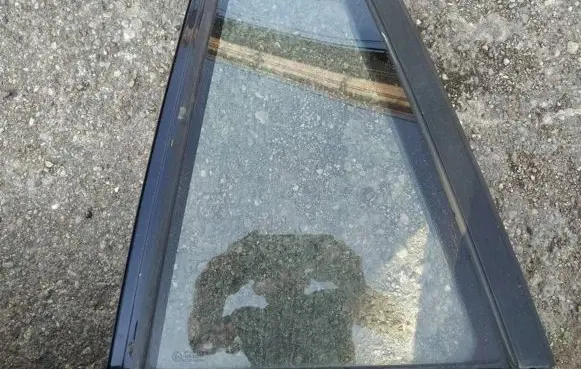 BMW 5 E39 Rear vent window glass 
