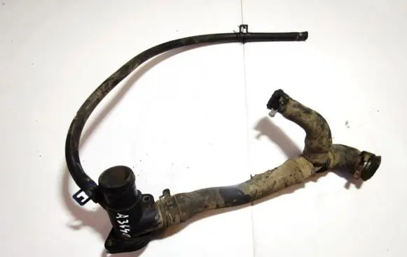 Volkswagen PASSAT B4 Engine coolant pipe/hose 028121133b