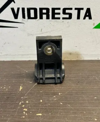 Radiator mount bracket