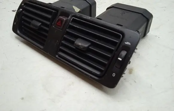 Volvo V50 Dash center air vent grill