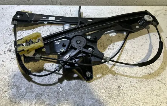 Opel Astra K Front door window regulator motor C46108100 39940