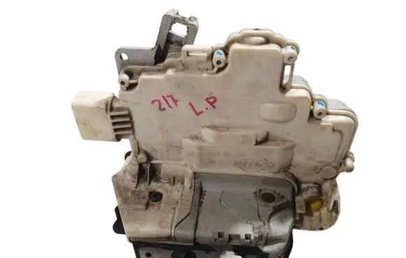 Audi A3 S3 8P Front door lock 4F1837015E