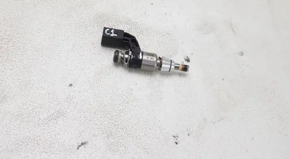 Volkswagen PASSAT B7 Fuel injector 03C906036J
