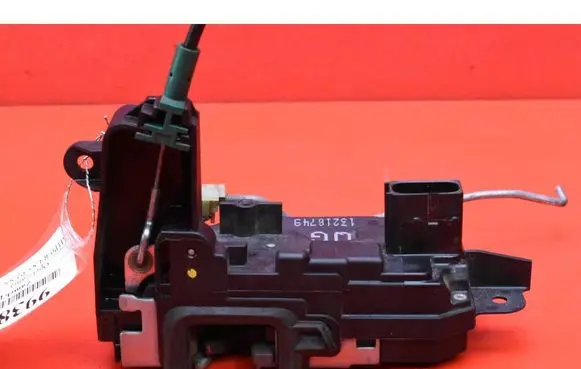 Opel Zafira B Front door lock 13210749QG