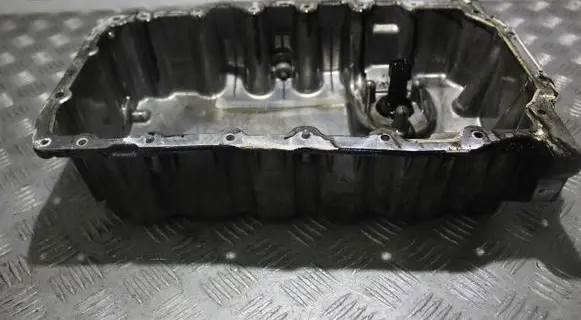 Volkswagen PASSAT B7 Oil sump 03C907660G
