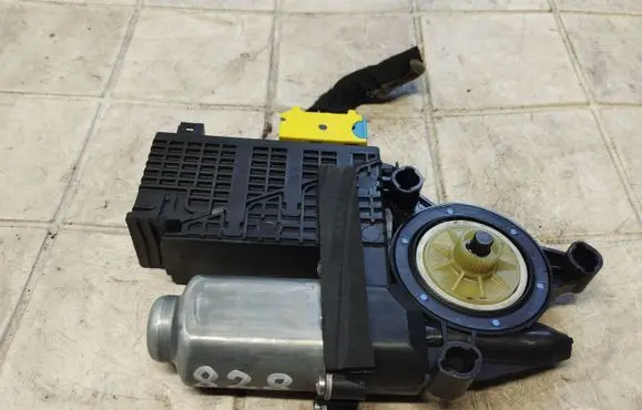 Citroen C4 I Picasso Front door window regulator motor 9682495880 400963E