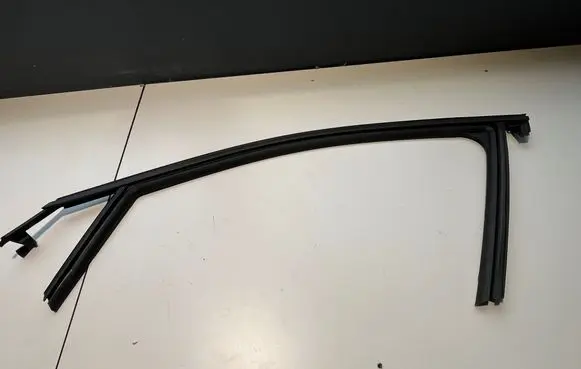Peugeot 3008 III Front door rubber seal 9811586080