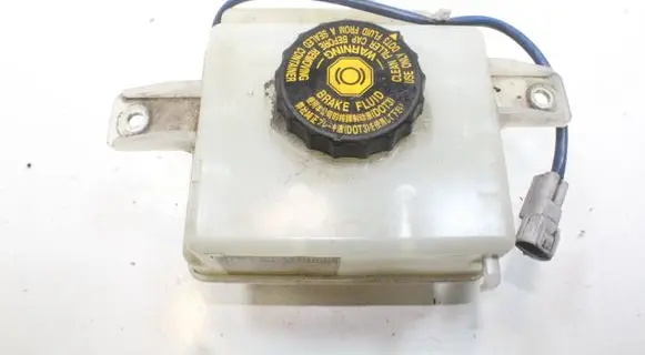 Lexus CT 200H Brake fluid reservoir 