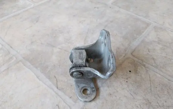 Toyota Corolla Verso AR10 Front door lower hinge 