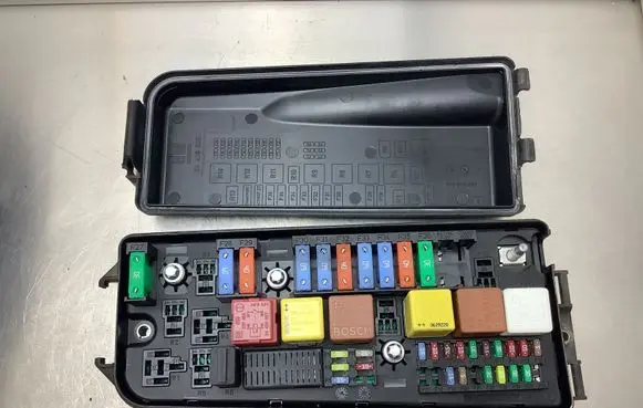 Opel Signum Fuse module 13205799 00101266 519178008
