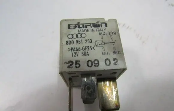 Volkswagen PASSAT B5 Other relay 8D0951253