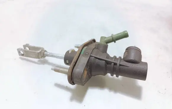 Toyota Avensis T270 Clutch slave cylinder 