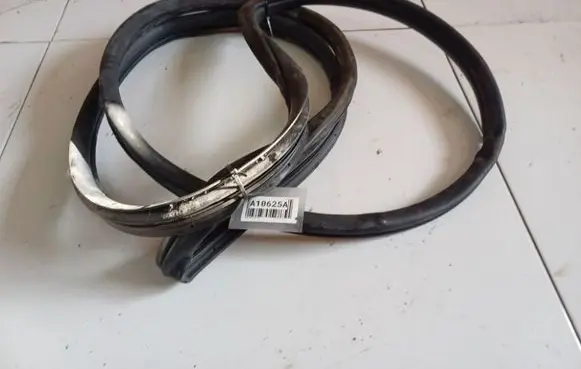 Honda FR-V Rubber seal front coupe door 