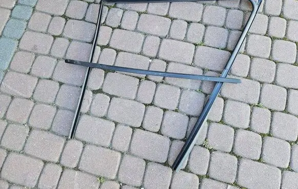 Renault Zoe Front door glass trim molding 803300513R-
